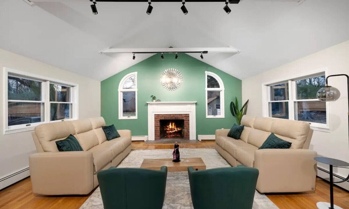 Town of Ramapo House | Cozy Fall Home with 4BR and Fireplace & Billiards