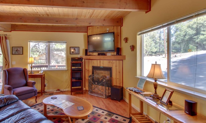Groveland Ski Chalet | Cozy family-friendly mountain chalet with pool - near Yosemite