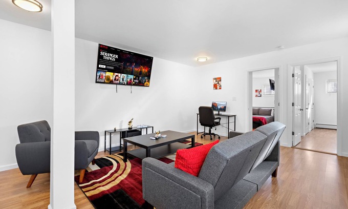 Constable Hook House | Cozy Family Getaway - NYC & NWK w/free parking