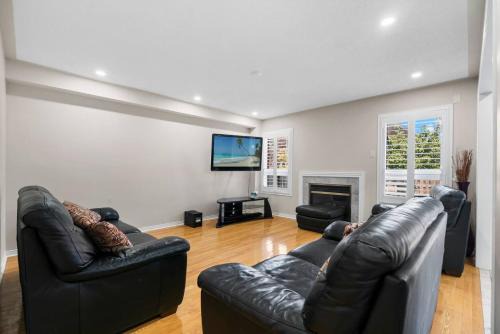 Churchill Meadows House | Cozy Family Home Netflix Backyard and Quiet Area