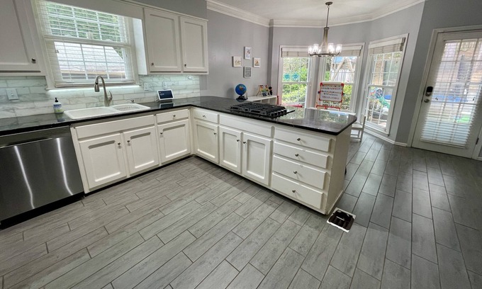 Briarcliff Heights House | Cozy Family/Pet friendly House, central location, great deck/outdoor space