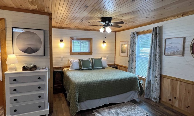 Rosman Cabin | Cozy Farm Cabin🍁 FirePit Waterfall Near Blue Ridge Parkway🍁Brevard🍁Pisgah🍁Gorges