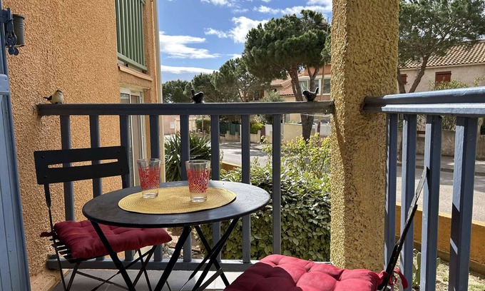 Saint-Pierre-la-Mer Apartment | Cozy 1BR Apt with Balcony & Parking - 800m from Beach - Pet Friendly