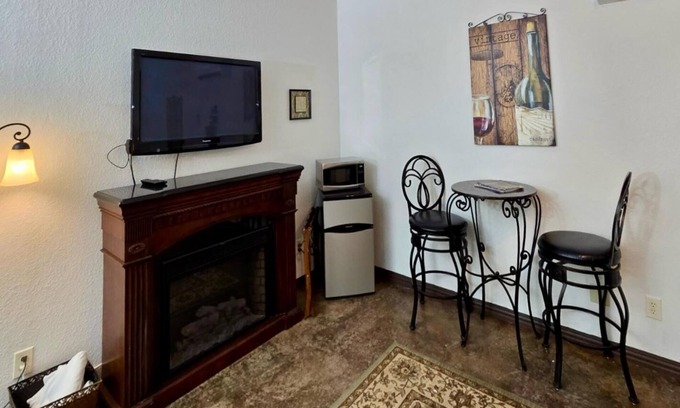 Fredericksburg Cottage | Cozy Fredericksburg Retreat | Fire Pit & Wineries