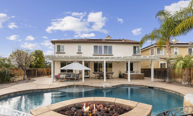Temecula House | Cozy, fun home full of activities! 6 Min from Wineries ⭐️ Pool & Jacuzzi 🌴!