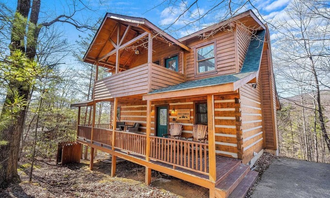 Gatlinburg - Pigeon Forge Cabin | Cozy Gatlinburg Cabin – Private Hideaway with Hot Tub, Arcade & Scenic Views