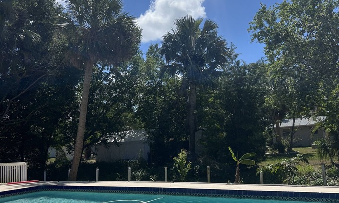 Laurel Apartment | Cozy Gulf Coast Apartment- 5mins from Nokomis Beach and Inter coastal
