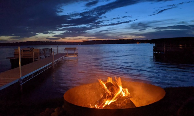 Brainerd House | Cozy Home, Hot Tub, Dock, Kayaks, Swimming, Fishing, Pub in Walking Distance