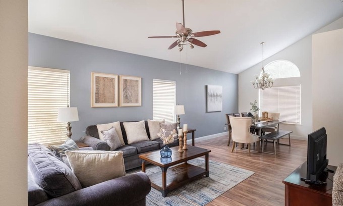 Windsor House | Cozy home minutes to wineries and Russian River