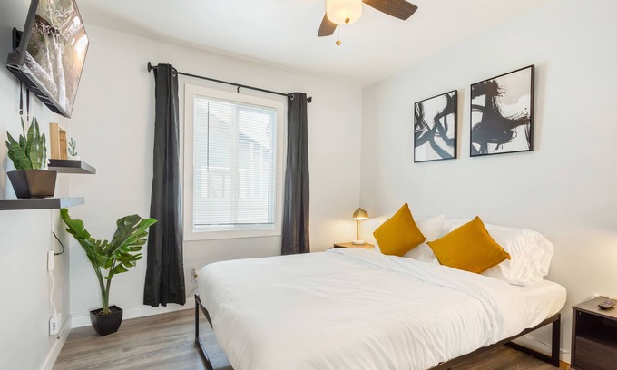 Fullerton House | Cozy Home near Downtown & 12 min to Disneyland