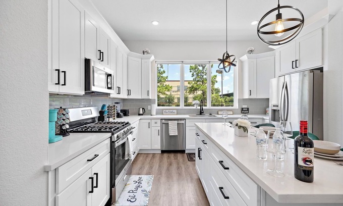 Riverside Terrace House | Cozy Home Nr Med Center, DT, Midtown | WiFi | BBQ