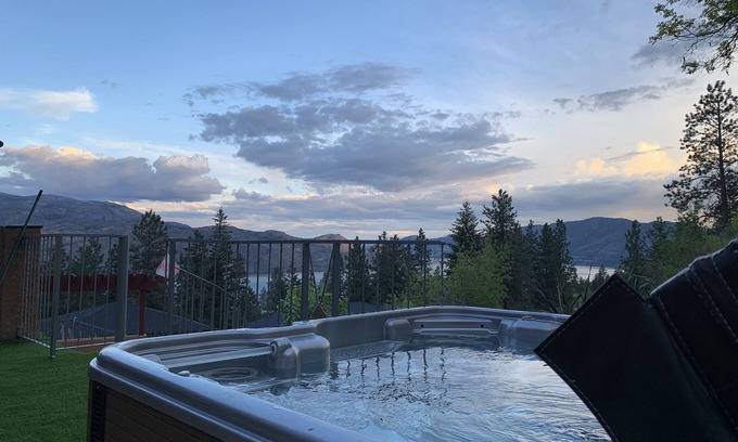 Central Okanagan House | COZY Home Oasis: Relax and Explore!