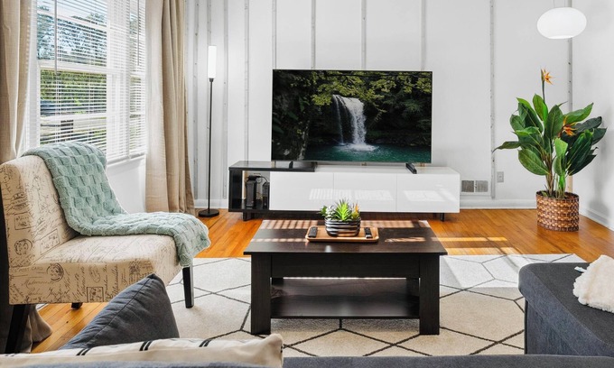 White Stone House | Cozy Home one block from The Creek Golf Club