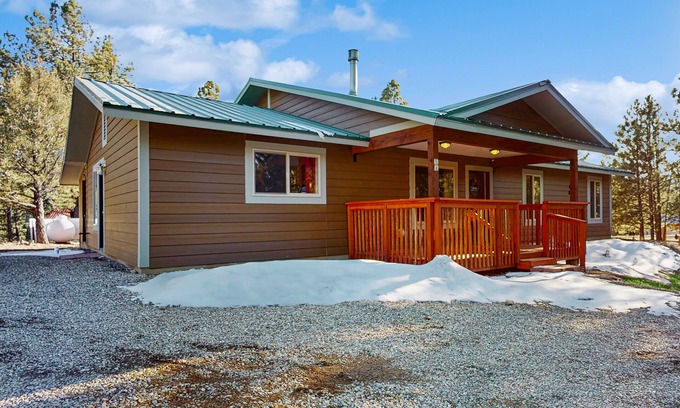 Angel Fire Cabin | Cozy home with gas fireplace and private washer/dryer - close to skiing