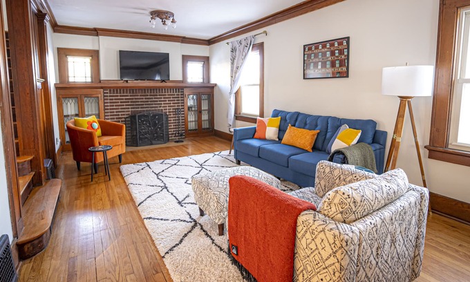 Downtown Omaha House | Cozy Home (with Gym!) Located near UNMC, downtown, Creighton - PET FRIENDLY