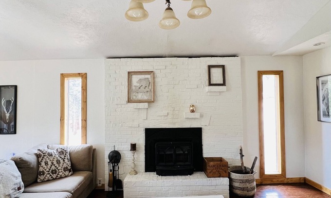 Bailey House | Cozy home with Mountain Views, Indoor Fire Place, Pet & Family Friendly
