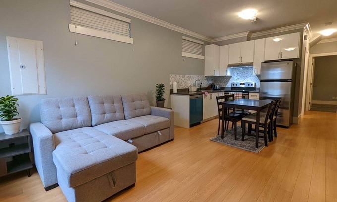 Marpole House | Cozy Home with New Furniture! Steps away from Downtown/UBC/Airport/Richmond