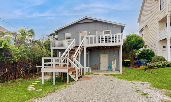Surf City House | Cozy home with shared outdoor shower, kitchen, smart TV - steps to beach