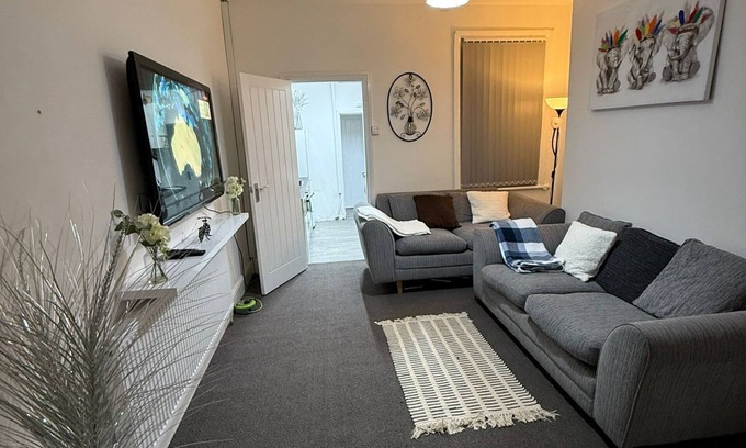 West Bromwich House | Cozy home with WiFi, Table Tennis &Snooker in West Bromwich - 3 bedrooms