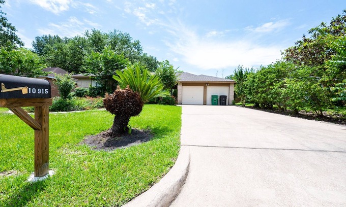 Clodine House | Cozy & Homey ~ ♛Queen Beds ~ ☀Patio ~ Free Parking