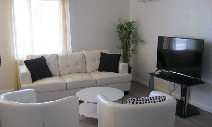 Arlington House | Cozy House with Fully Fenced & AC & Garage for Long & Short Term Rental