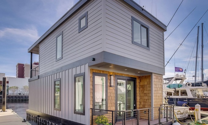 River District Boat Rental | Cozy Houseboat in Port City Marina Wilmington, NC Nestled among The Cove Villas