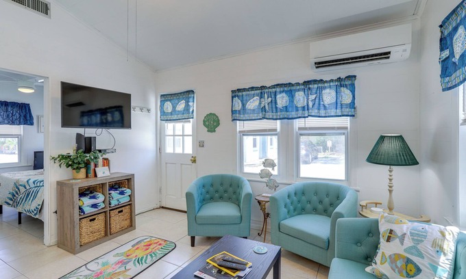Indian Rocks Beach Cottage | Cozy Indian Rocks Beach Cottage: Steps to Seawall!