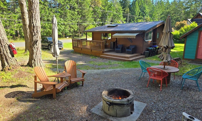 Regional District of Nanaimo Cottage | Cozy Island Cottage: BBQ, Outdoor Patio, WiFi