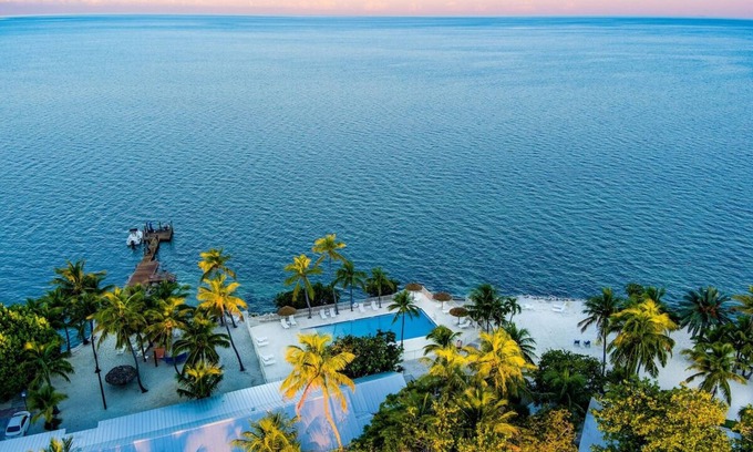Long Key Hotel | Cozy King Studio by Water: 2 Units w/Fridge, Kayak & Bike & Pool Access, Yoga!
