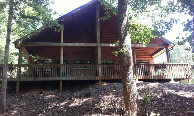 Flowery Branch Cabin | Cozy Lake Cabin for monthly rental. 2BR/1 bath cabin with jacuzzi hot tub.