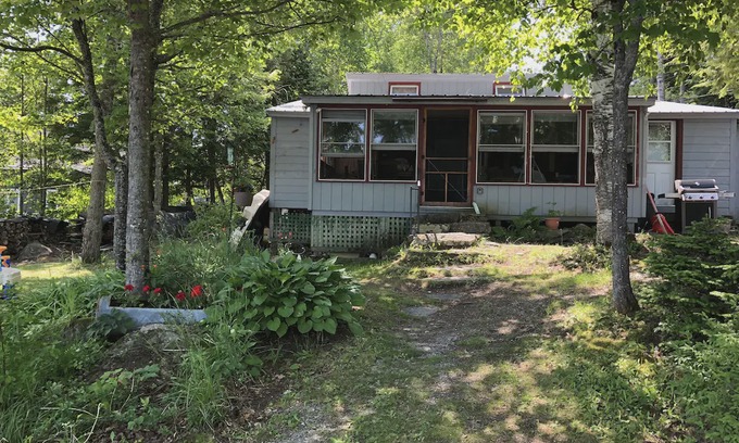 Whitefield House | Cozy Lake-Front Cottage on Forest Lake
