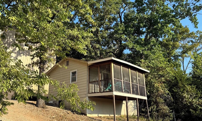 Boulder Point Cabin | Cozy Lakefront Cabin, Pool + Dock. 18 Mins to SDC. Pet friendly!