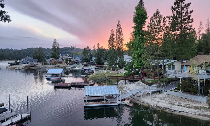 Bass Lake Cabin | Cozy Lakefront Cabin- Close to Yosemite & Pines Resort (New Winter Listing)
