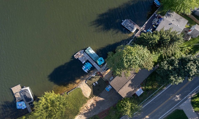 Delton Cottage | Cozy lakefront cottage.