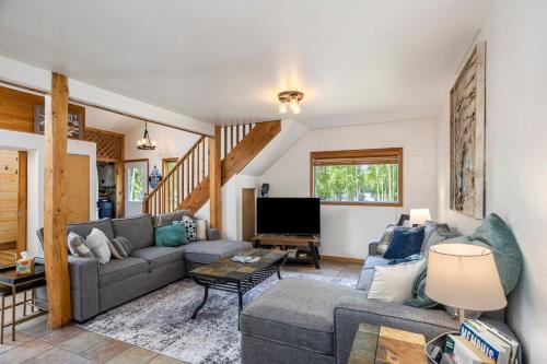 Meadow Lakes House | Cozy Lakefront Retreat