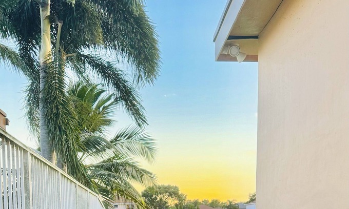 Pembroke Pines Apartment | Cozy lakeside private suite with private bath and entrance