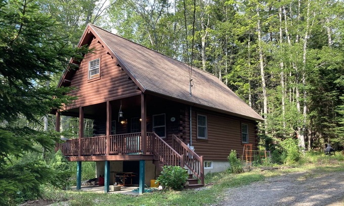 Phippsburg Cabin | Cozy log cabin! Enjoy Vacationland at its very best. Beaches, waterfall & trees