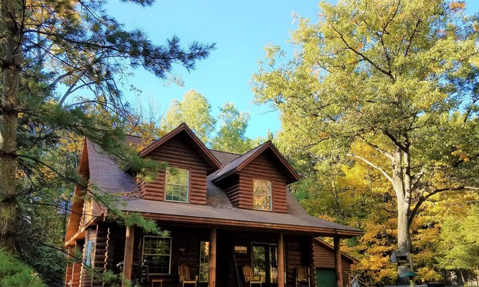 Honor Cabin | Cozy log home with lake access and near the Trading Post. Pet Friendly.