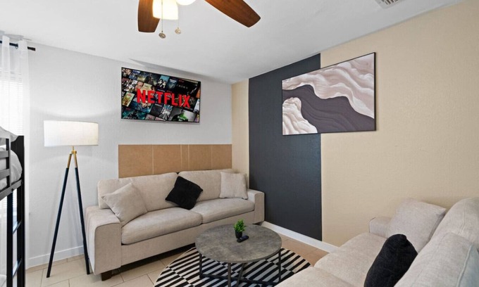 McNeil House | Cozy Luxury Retreat - Modern