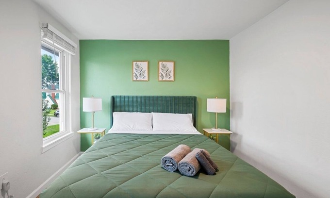 Natrona Heights Apartment | Cozy&Modern 1 Bdr Apt Natrona