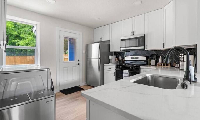 East MLK House | Cozy Modern Getaway-Near Major Hotspots & Downtown