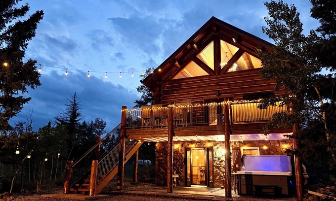 Stagetop Cabin | Cozy Modern Log Cabin - Hot Tub + Dog-run + Mtn View - Quick Escape from Denver