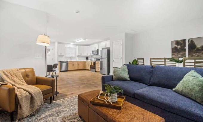 Taylors House | Cozy & Modern New-Build, 10 min to Greenville, Private Deck for Relaxing