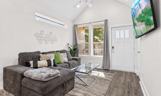 Northside House | Cozy Modern Oasis Mins From Downtown & Galleria