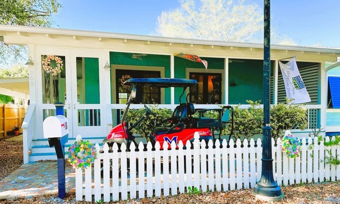 Bay St Louis House | Cozy & Modern: Pet-Friendly Golf Cart!