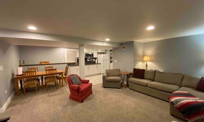 Oak Park Apartment | Cozy modern unit w/easy access to downtown Chi