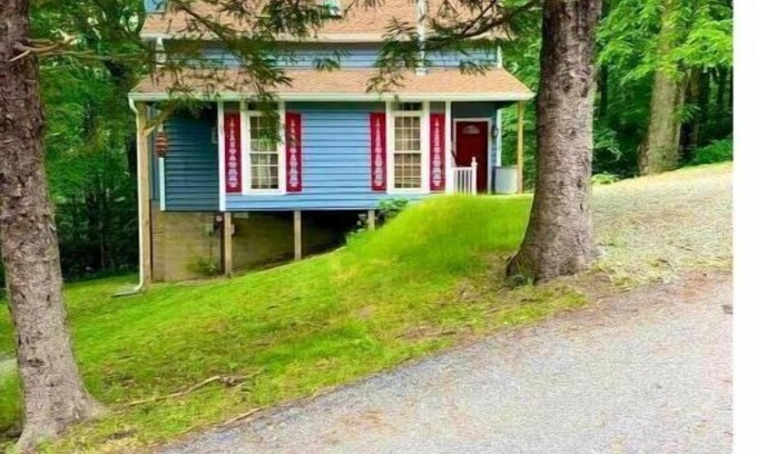 Blowing Rock House | Cozy Mountain Cabin with Bubbling Hot Tub - Pet Friendly too!