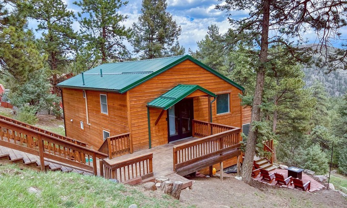 Bailey Cabin | Cozy Mountain Getaway with Stunning Views!