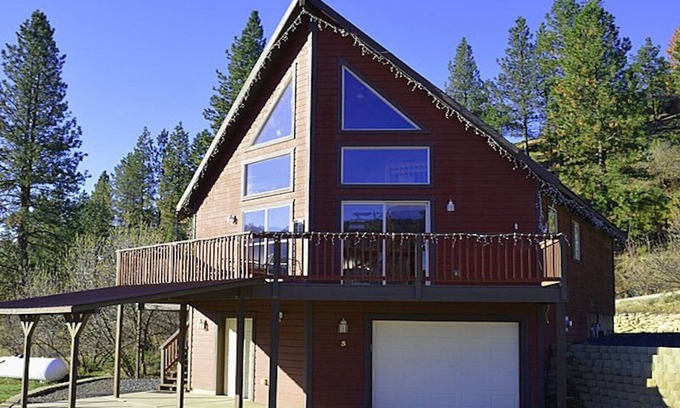 Boise Cabin | Cozy Mountain Getaway with Scenic Views, Abundant Wildlife and Hot Tub