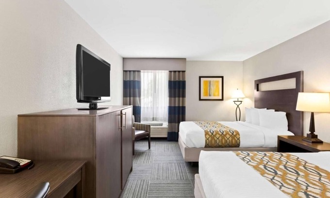 Naperville Hotel | Cozy Naperville Stay – Free Breakfast & Parking Near Downtown!